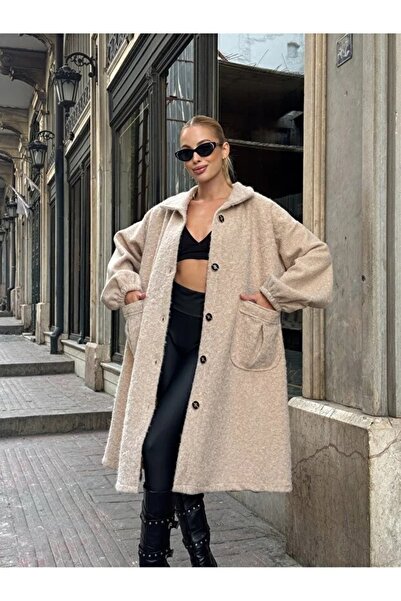 Hazinedan Дамско бежово палто с двойни джобове и закопчаване с копчета, подходящо за скромно облекло