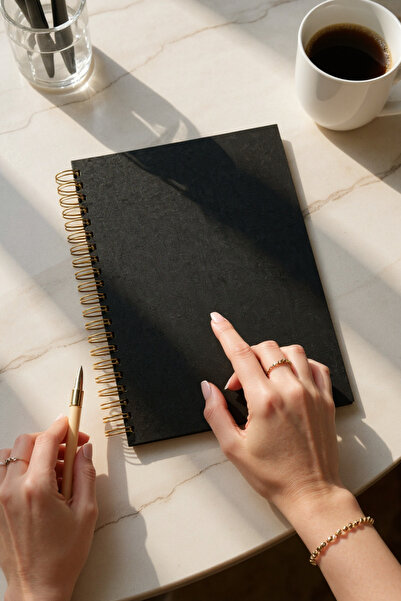 Fark Tanıtım Caiet cu spirală în dungi, dimensiune A4 (21X29,7 CM), 120 coli (240 pagini), copertă din carton negru