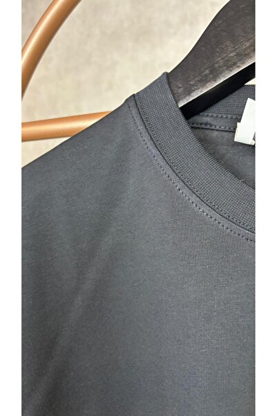 JESSE STORY Μπλουζάκι Unisex με προσαρμοσμένο σχέδιο κεντήματος από άνδρα σε γυναίκα