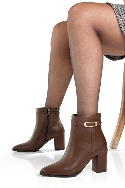 LİVAY STORE Η πιο δημοφιλής επιλογή: Μπότες & μποτάκια από βέγκαν δέρμα με χοντρό τακούνι και λεπτομέρεια με αγκράφα στο πλάι