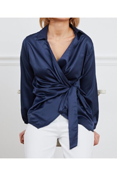ZY BUTİK قميص من الساتان ذو ياقة مزدوجة وحزام عند الخصر باللون الأزرق الداكن