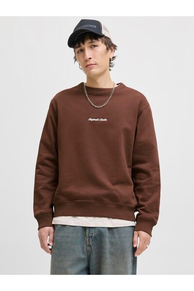 Jack & Jones سترة رياضية JORNORREBRO EMB SWEAT CREW NOOS بلون الماهوجني الداكن