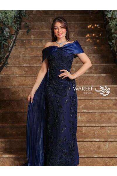 WAREEF FASHION فستان كحلي طويل أوف شولدر بذيل جانبي – أناقة منحوتة وتفاصيل تأسر
