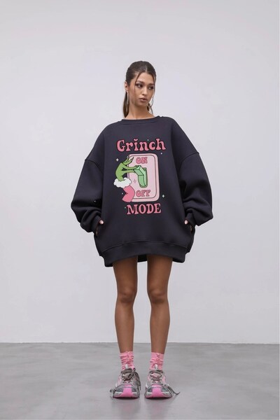 The Champ Clothing Női túlméretezett pulóverruha Grinch Mode nyomott mintával, füstölt – Crew nyakú, 3 szálas, dombornyomott polár