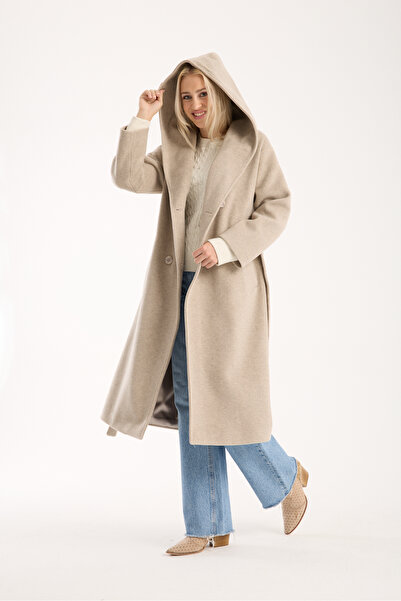 ŞEYDA ERTEM KEMİK KAPİŞONLI GİZLİ KUŞAK DETAYLI YÜNLÜ MANTO