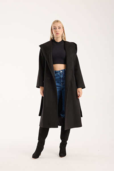 ŞEYDA ERTEM SİYAH KAPİŞONLI GİZLİ KUŞAK DETAYLI YÜNLÜ MANTO