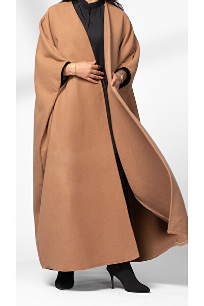 outline Camel-colored winter abaya with a bisht cut
