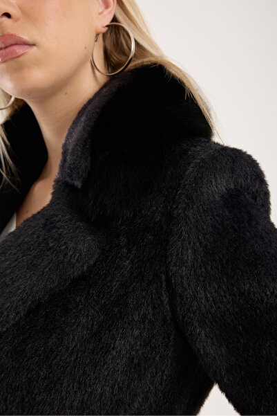 ŞEYDA ERTEM معطف الفرو الأسود
