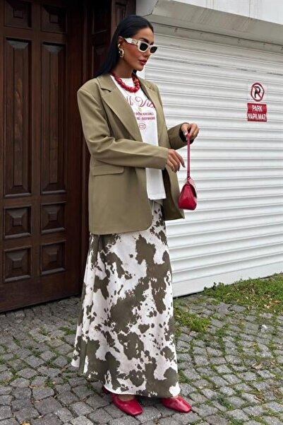 Lady Moss Σατέν φούστα Chanel με λεπτή δερμάτινη ζώνη 4050