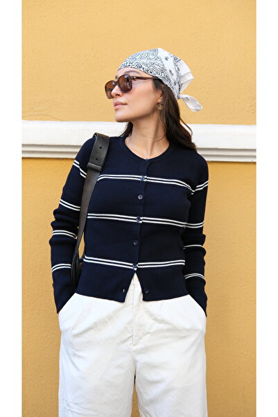 Butik Una Fiaba - Cardigan tricotat cu detaliu cu nasturi în dungi pentru fem...