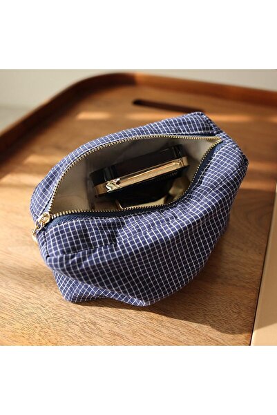 Choice حقيبة مستحضرات تجميل مربعة الشكل من القماش المخطط باللون الأزرق العميق...