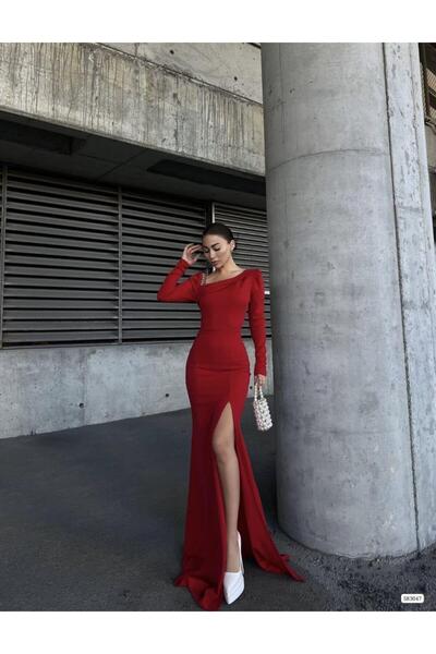 Modafeminen Esnek Simli Kumaş Kayık Yaka Omuz Taş Detaylı Yırtmaçlı Abiye Elbise 583047 KIRMIZI