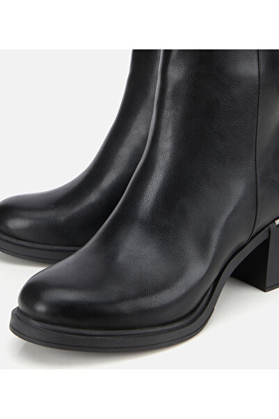 Hotiç Kadın Siyah Metal Detaylı Kalın Tabanlı Bilekte Düz Bot