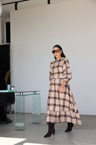 Özge Özgenç Hakim Yaka Balon Kol Ekoseli Uzun Elbise