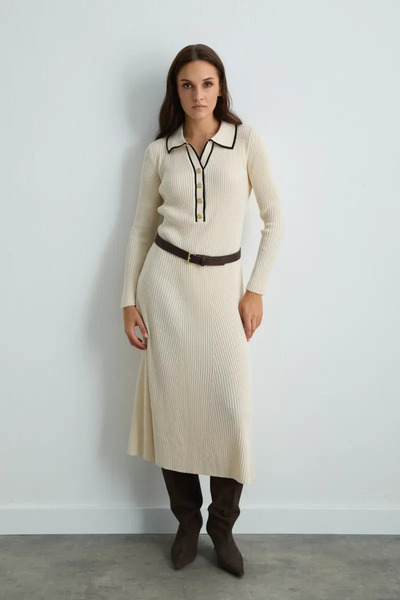 Gusto Поло з деталями на ґудзиках та трикотажною коміркою - Екрю