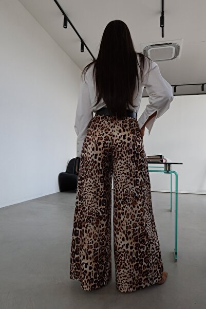 Özge Özgenç Leoapar Desen Deri Kemerli Saten Pantolon