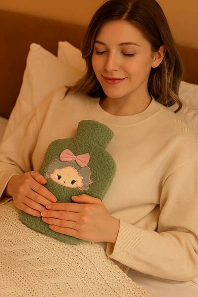 TOYFEST Yeşil Peluş Sıcak Su Torbası – Yumuşak, Güvenli ve Şık Saçlı Kız Model, 1 Litre