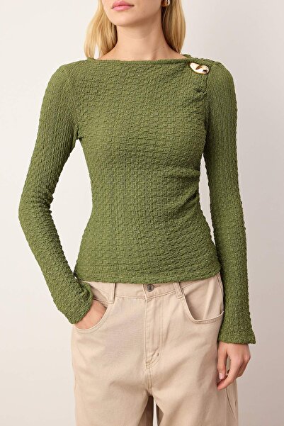 Trendyol Collection Χακί εφαρμοστόπολτο πλεκτό μακρυμάνικο ελαστικό πλεκτό μπλουζάκι με λεπτομέρεια αξεσουάρ TWOAW26BZ00134