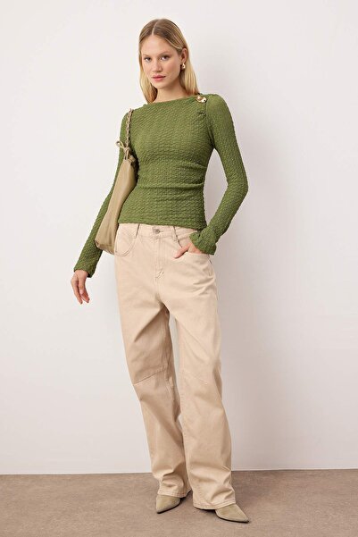 Trendyol Collection Khakifarbene, eng anliegende, texturierte, langärmlige, dehnbare Strickbluse mit Accessoire-Details TWOAW26BZ00134