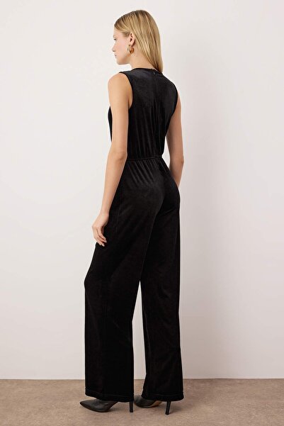 Trendyol Collection Schwarzer Strickoverall mit V-Ausschnitt und weitem Bein aus Samt, TWOAW26TU00004