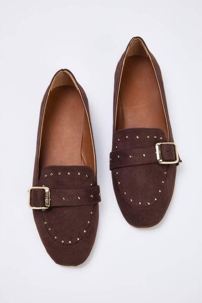 TRENDYOL SHOES Dunkelbraune Wildleder-Damen-Loafer-Schuhe mit Gold-Troque-Details TAKAW26LA00009