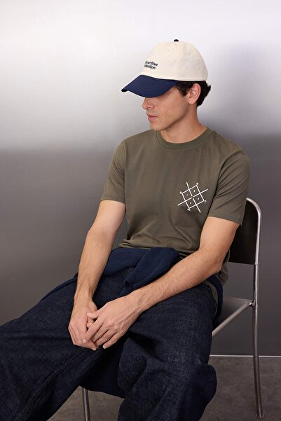 Trendyol Collection Χακί κανονικό/κανονικό κομμένο μπλουζάκι με λαιμόκοψη με στάμπα κοντό μανίκι 100% βαμβάκι TMNSS20TS0984