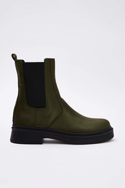 TRENDYOL SHOES Χακί σουέντ γυναικείες μπότες με επίπεδη σόλα Chealsea TAKAW26BO00085
