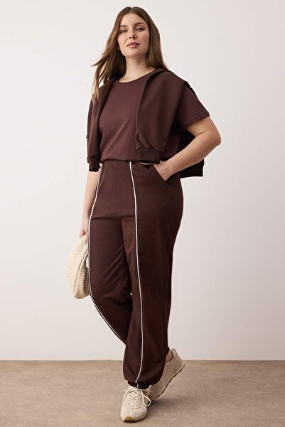 Trendyol Curve طقم ملابس رياضية مكون من 3 قطع باللون البني، تي شيرت وسويت شيرت وبنطلون رياضي TBBAW26TS00010
