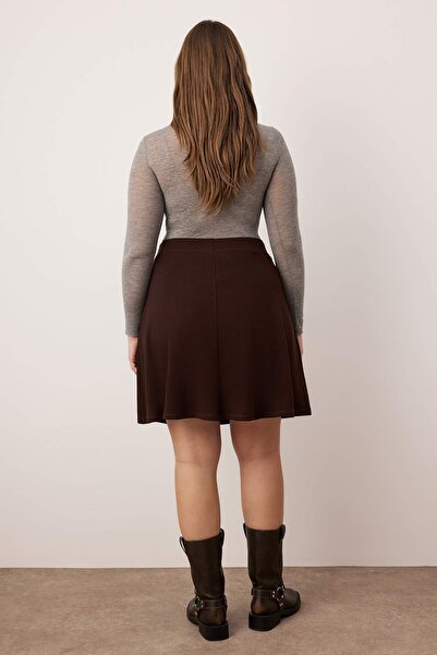 Trendyol Curve Μίνι πλεκτή φούστα με ελαστική μέση σε σκούρο καφέ χρώμα TBBSS23AZ00042