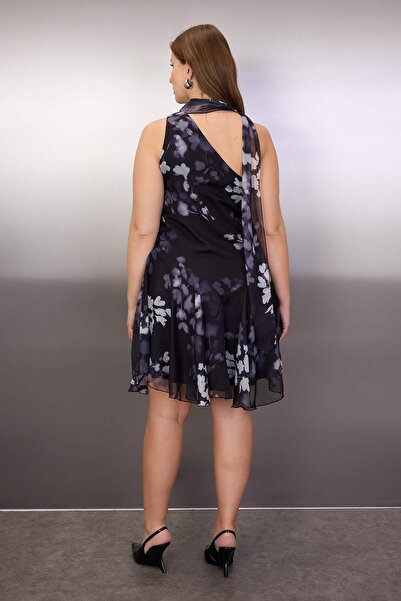 Trendyol Curve Μαύρο φλοράλ φόρεμα με λουράκια με λουλούδια, μίνι βολάν, υφαντό σιφόν, μεγάλο μέγεθος TBBAW26AH00079