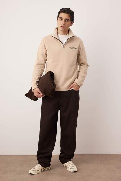 Trendyol Collection Μπεζ φούτερ με κανονική κοπή με ψηλό γιακά και κέντημα με φλις εσωτερικά TMNAW26SW00026