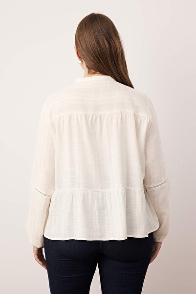 Trendyol Curve Cămașă din țesătură texturată din bumbac alb, cu dantelă pe mâneci, model normal, țesută TBBAW26AX00013