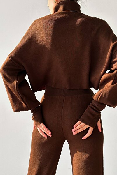 vuvutasarım Πλεκτό πουλόβερ με ζιβάγκο και ψηλόμεσο πλεκτό παντελόνι καφέ σετ δύο τεμαχίων 015