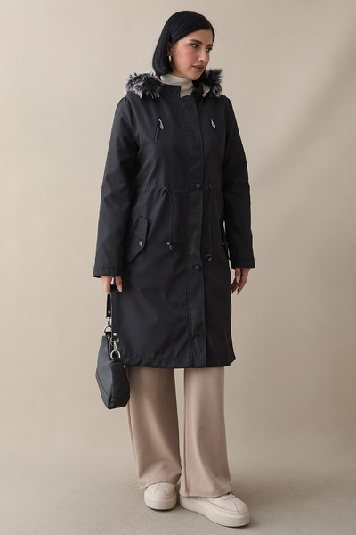 InStyle Zipový detailní kožich - černý