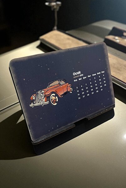 Printer X Studio 2026 Masa Takvimi 16x11 cm – Ahşap Standlı Retro Araba Temalı