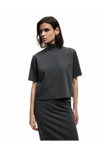 Koton Μπλουζάκι με κοντό μανίκι με γυαλιστερό γιακά με μεταλλική λεπτομέρεια από νήματα