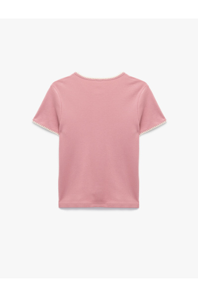 Koton Βαμβακερό μπλουζάκι με κοντό μανίκι με λαιμόκοψη με λεπτομέρεια από βελονάκι