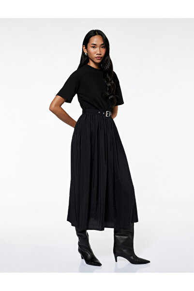 Koton Άνετο ύφασμα κρεπ με κοντό μανίκι, λαιμόκοψη και μακρύ φόρεμα με ζώνη