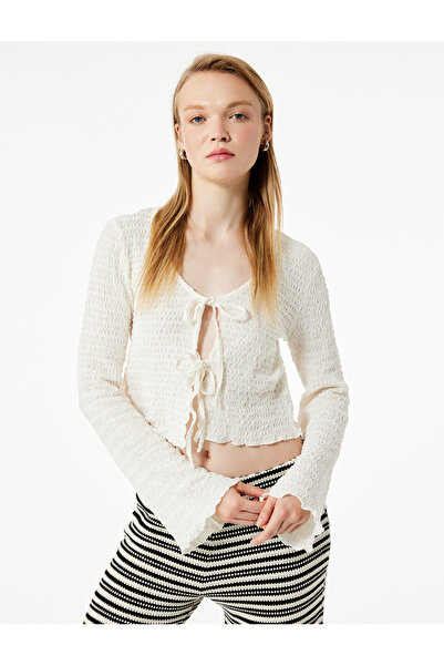 Koton Слим фит блуза с дълги ръкави, V-образно деколте и детайли на връзката