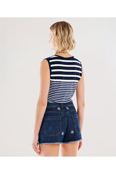 Yargıcı Nakış Detaylı Denim Şort