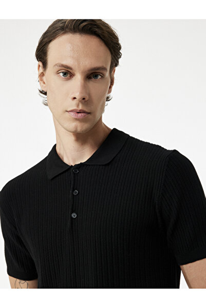 Koton Regular Fit Kurzarm-T-Shirt aus strukturiertem Baumwollstrick mit Knopfleiste und Polokragen