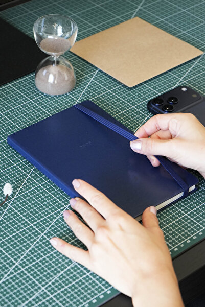 Victoria's Journals Classic 2026 Weekly Agenda 13X21 cm Hard Cover.