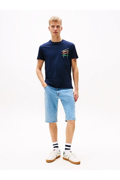 Tommy Hilfiger تي شيرت تومي هيلفيغر رجالي بشعار جرافيكي باللون الأزرق الداكن من الخلف