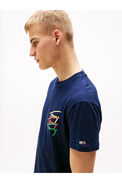 Tommy Hilfiger تي شيرت تومي هيلفيغر رجالي بشعار جرافيكي باللون الأزرق الداكن من الخلف