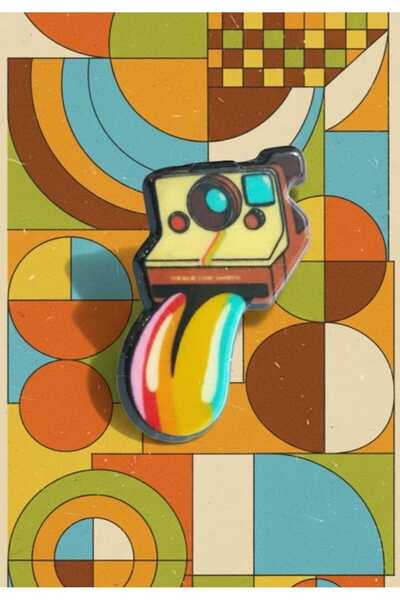 TUNA TAKI & AKSESUAR Dil Çıkarmış Fotoğraf Makinesi Rozet