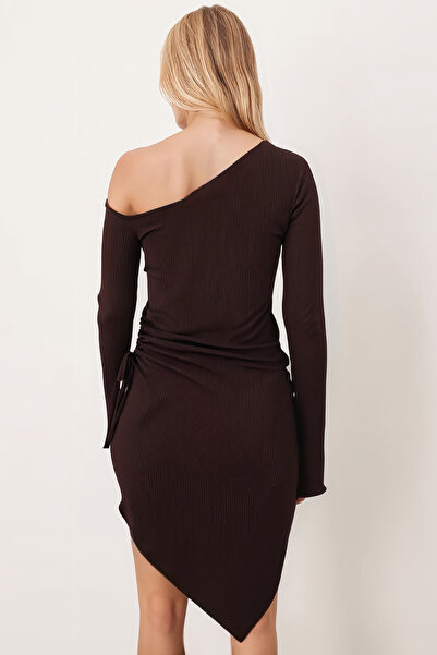 armonika Kadın Kahve Düşük Omuz Yandan Büzgülü Eteği Asimetrik Vücuda Oturan Elbise ARM-26K001041