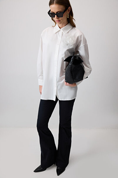 Touché Privé قميص مزين ببروش زهرة الأورجانزا