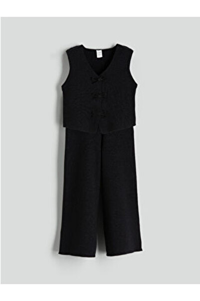 LC Waikiki  بالإضافة إلى الموسم الجديد من سترة وسروال تريكو للفتيات من سيملي