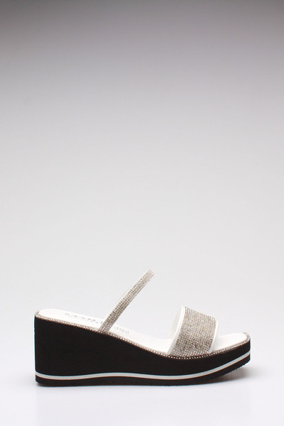 İDİL النعال النسائية البيضاء