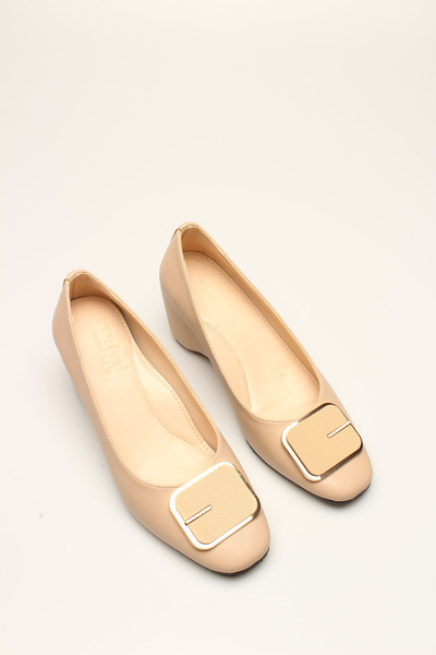 İDİL كعب نسائي بإبزيم جلد بيج